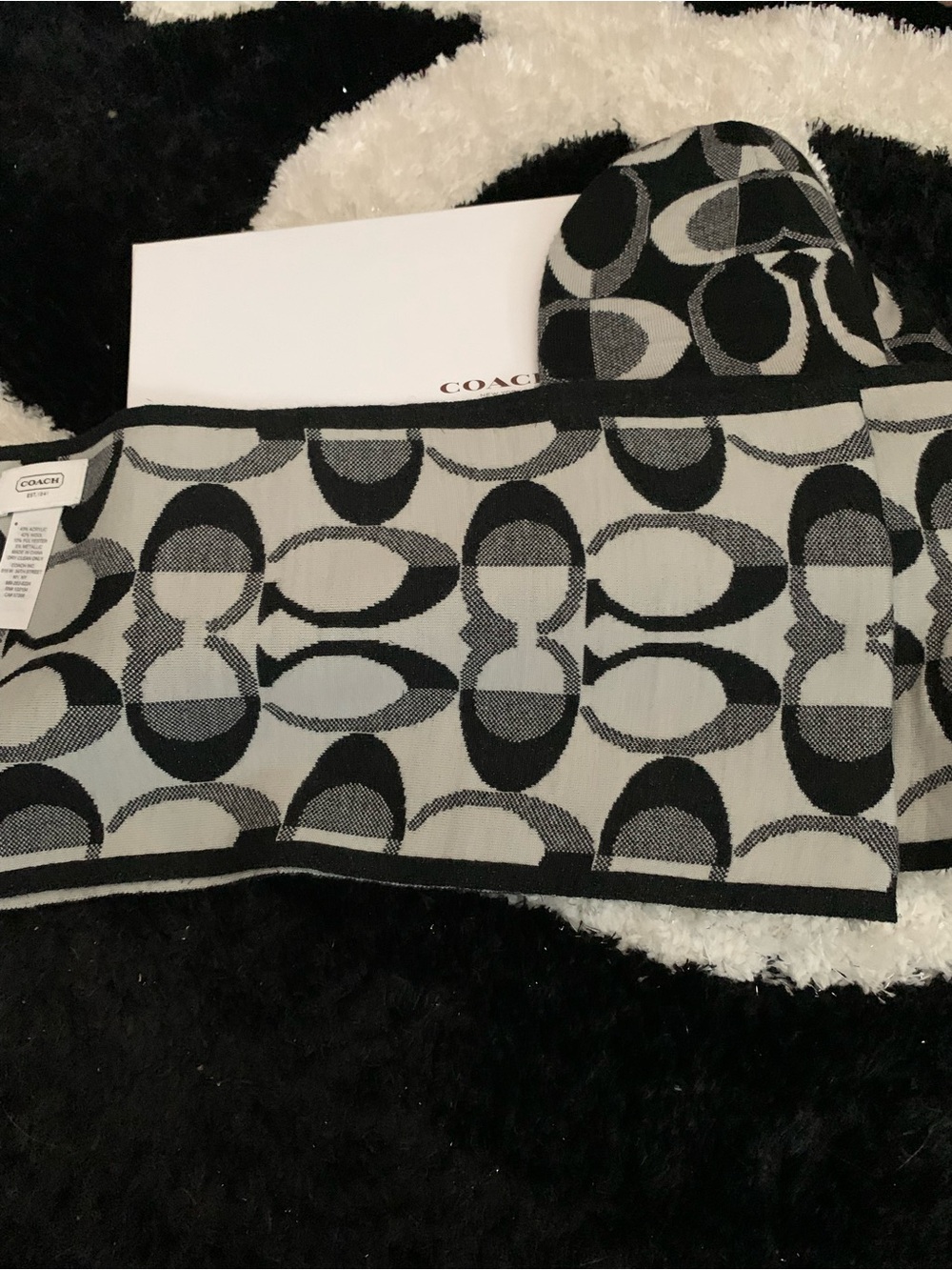 NEW! Coach Reversible Scarf 🧣 & Hat Boxed Set - Picture 4 of 5
